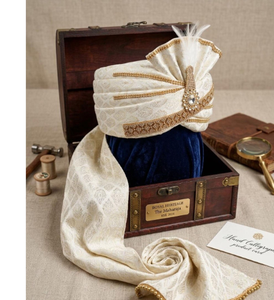 Safa de mariage en soie ivoire pré-noué pour le marié, avec plume Kalgi et brocart doré - Product Image 2