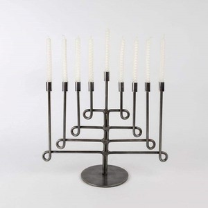 Ménorah artistique à neuf branches en métal foncé, design linéaire moderne, pour Hanouka - Product Image 1