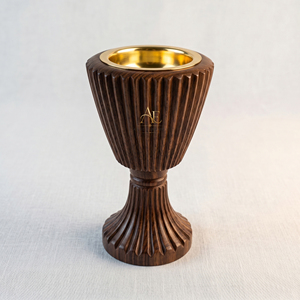 Brûleur d'encens en bois exquis à motif cannelé avec socle orné et insert en métal poli pour la décoration intérieure - Product Image 1