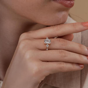 Anillo de Compromiso con Diamante Cultivado en Laboratorio con Corte Esmeralda en Oro Amarillo Sólido de 18K con Diamantes Laterales en Forma de Pera y Redondos, Certificado VVS2 - Product Image 3