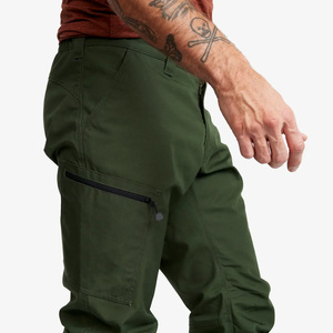 Pantalon Softshell Vert Olive pour Homme Coupe Classique Fermeture Éclair Résistant à l'Eau Pantalon de Randonnée Extérieur avec Poches Porté Toutes Saisons - Product Image 4