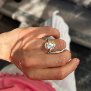 Anillo de Compromiso de Diamante Cultivado en Laboratorio con Corte Esmeralda en Oro Amarillo de 14K, Estilo Art Deco de Lujo - Product Image 2