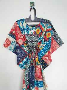 Kaftan en coton léger et aérien avec bordure en dentelle, imprimé floral vintage, coupe ample pour l'été et la plage - Product Image 6