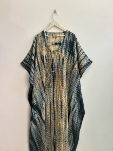 Vestido caftán bohemio de seda para mujer, hecho a mano con teñido anudado, suave camisón. - Product Image 4