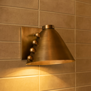 Lámpara de Pared Cónica de Latón Cepillado Hecha a Mano por Calvin Handicraft, con Tachuelas Doradas, Estilo Art Deco Contemporáneo, Iluminación para Tocador, Sólida - Product Image 3