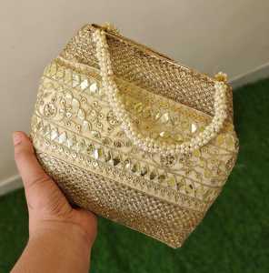 Sacs à main dorés pour femmes, design élégant avec perles et poignée perlée, différents modèles, sacs à main pour mariage et festivals. - Product Image 3