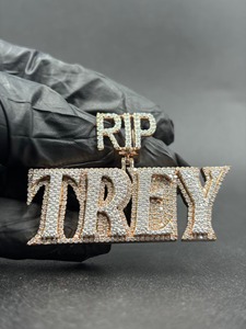 จี้รูปตัวอักษร RIP TREY ประดับคริสตัลและเพชรเทียมแบบไมโครอินเซิร์ท  เครื่องประดับแฟชั่นฮิปฮอปสำหรับทุกเพศ - Product Image 1
