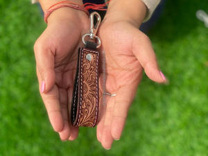 Porte-clés en cuir élégant sculpté à la main Porte-clés en cuir imprimé floral en relief Accessoires en cuir outillé Porte-clés mignons - Product Image 2