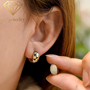 Boucles d'oreilles créoles larges bombées en or jaune 14 carats avec diamants de laboratoire pavés, bijoux raffinés pour femme - Product Image 5