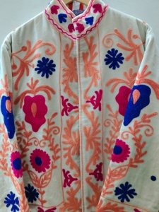 Veste bomber en velours brodée à la main pour femmes |   Artisanat indien d'automne, design floral folklorique |   Artisanat coloré fait main - Product Image 5