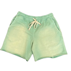 Shorts personnalisés délavés à l'acide pour hommes, style vintage, effet usé, en molleton bouclette, avec logo en strass imprimé en relief, streetwear, avec cordon de serrage - Product Image 1