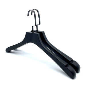 Perchas de Madera Modernas Negras de Buena Calidad para Hombre con Logotipo Personalizado para Tiendas de Ropa y Uso en Armarios - Perchas Resistentes - Product Image 1