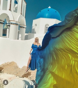 Vestido Largo Maxi Azul Satinado de Seda Estilo Vintage con Hombros Descubiertos para Uso Diario - Product Image 2