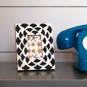 Cadre photo au design innovant, incrustation en résine avec finition brillante, cadre photo en MDF, à prix raisonnable. - Product Image 1