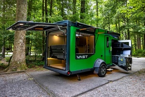 Caravane de luxe entièrement équipée avec salle de bain, cuisine et espace de rangement, idéale pour le camping familial et les voyages routiers - Product Image 3