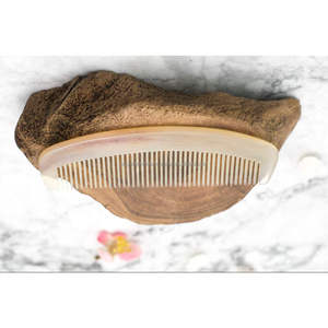 Peigne à cheveux en corne à dents larges Corne de boeuf naturelle pour hôtel Maison Personnaliser Logo Peigne en corne fait main et vente la plus chaude de bonne qualité - Product Image 6