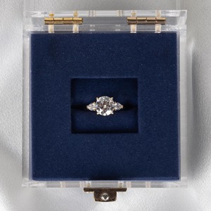 แหวนเพชรเพาะเลี้ยง 2 กะรัต พรีเมียม E VVS2 รับรองโดย IGI ทรงกลมสามเม็ด ทองคำขาว 14K แหวนหมั้น - Product Image 3