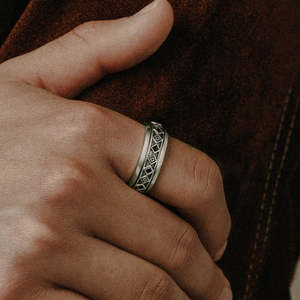 Anillo de boda informal para hombre de plata 925 Hallmark con circonita fina, piedra natural, forma geométrica y engaste de canal - Product Image 1