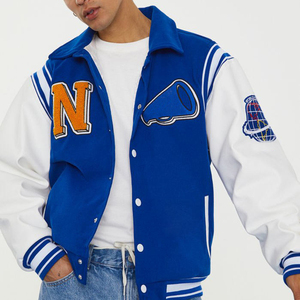 Veste universitaire personnalisée pour homme en cuir enduit imprimé, réversible, respirante, coupe oversize, pour le streetwear hip-hop, avec patchs brodés - Product Image 3