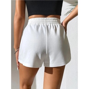 Shorts de sport décontractés légers pour femmes, taille basse élastique, coupe ajustée style motard avec poches latérales et cordon de serrage - Product Image 4