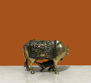 Statue de vache et de veau en laiton de haute qualité, décoration pour temple hindou et maison, fabriquée au Rajasthan, artisanale, excellent prix - Product Image 3