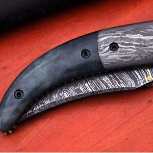 Cuchillo de caza de acero de Damasco con hoja de punta caída y diseño plegable con perilla para el pulgar, ideal para uso en camping al aire libre. - Product Image 3