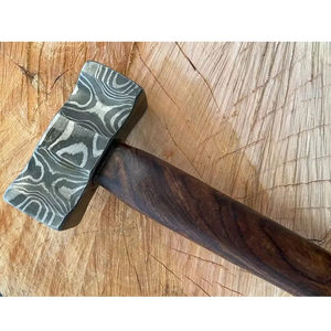 Marteau Viking en acier Damas forgé à la main avec manche en bois et texture antidérapante, outil industriel robuste, personnalisable OEM - Product Image 2