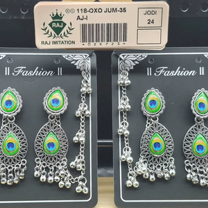 Boucles d'oreilles Jhumka à plusieurs niveaux en argent oxydé, motif Paisley et plumes de paon, avec chaîne de cheveux Ghungroo intégrée, ensemble de boucles d'oreilles tendance - Product Image 1
