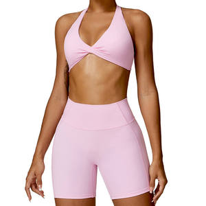 Ensemble de yoga sans couture pour femme : brassière rose à dos croisé et short taille haute, maintien élevé, couleur unie, logo frontal - Product Image 1