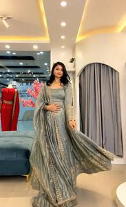 Elegante Traje Anarkali Gris de Rayón con Bordado Dorado, Vestido de Novia Tradicional Indio Largo Hasta el Suelo para Mujer - Product Image 3