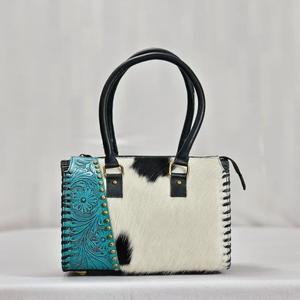 Bolsa de Viaje de Cuero Vacuno de Lujo, Estilo Casual, con Panel Floral Turquesa en Relieve, Cierre de Cremallera y Asa Resistente - Product Image 1
