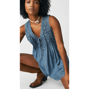 Combinaison en jean plissée indigo vintage, combinaison en jean Canyon Sun à plis froncés, combinaison en jean plissée à col en V avec poches latérales - Product Image 2