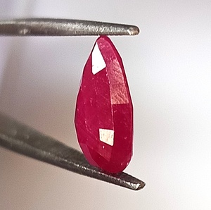 Pierre précieuse naturelle en rubis africain de 4,65 carats, taille poire, facettée, non montée - Product Image 5