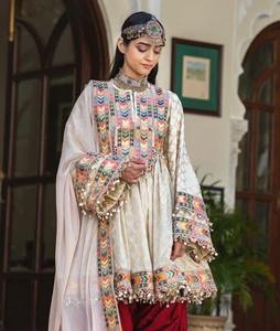 Vibrante vestido afgano Kuchi con corpiño de seda rosa y falda plisada color verde azulado con trabajo tradicional de espejos y motivos geométricos. - Product Image 4