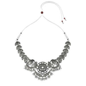 Conjunto de Collar Choker Multicolor Plateado Oxidado para Novia, con Pendientes y Maang Tikka para Mujer - Product Image 2