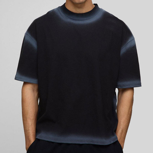 เสื้อยืดคอกลมทรงหลวมสีดำพื้นฐานแฟชั่นสตรีทแวร์ผู้ชาย น้ำหนัก 300 กรัม ผ้าเจอร์ซีย์นุ่ม แขนสั้น สีซีดแบบซันเฟด ทรงบ็อกซี่ - Product Image 1