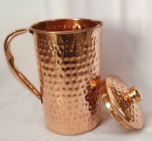 Ensemble de carafes en cuivre pour un service élégant et artisanal, idéal pour servir l'eau, avec verres, durable et réutilisable pour les repas. - Product Image 1