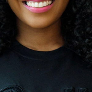 T-shirt en chenille noir élégant avec lettres grecques brodées, en coton premium, décontracté, pour sororité - Product Image 3