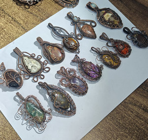 Vente en gros de pendentifs en pierres précieuses faits à la main pour enfants, enroulés de fil de cuivre, assortiment de cristaux naturels, bijoux artisanaux, bouddhisme tibétain - Product Image 1