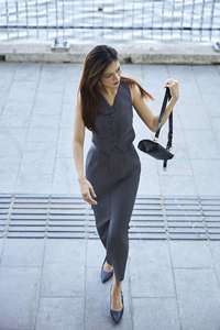 Chaleco de mujer de sarga de diseño americano con cuello en V, de un solo botón, teñido liso, de lana peinada - Estilo estructurado para oficina KA11 - Product Image 3