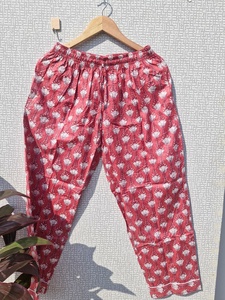 ชุดนอนผ้าฝ้ายสำหรับผู้หญิง ลายดอกไม้สไตล์ชาติพันธุ์ เนื้อผ้านุ่ม ระบายอากาศได้ดี ชุดนอนลำลอง ชุดเซ็ตติดกระดุม - Product Image 3