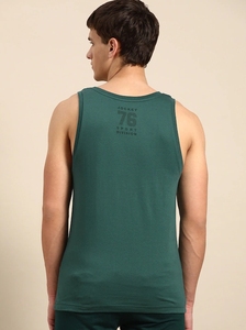 เสื้อกล้ามคอวีสีเขียวสำหรับผู้ชาย สีพื้น ระบายอากาศได้ดี ผ้าถัก แขนกุด สวมใส่สบายๆ - Product Image 4