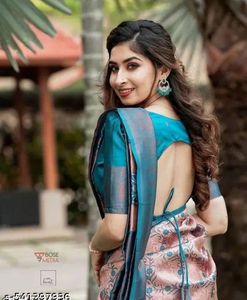 Sari tradicional indio de seda con estampado floral y borde azul para mujer, ropa de boda disponible al mejor precio - Product Image 2