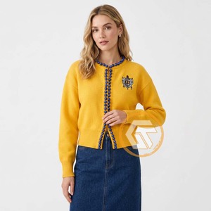 Tresors grecs – Nouveauté : Blouse décontractée pour femme à col en V, boutonnée, en laine/acrylique, avec appliques brodées personnalisées Sigma Gamma Rho, idéale pour l'hiver - Product Image 2
