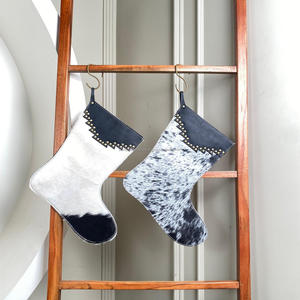 2025 nuevo cuero de vaca con tachuelas calcetín de Navidad para árbol de Navidad familiar chimenea colgante y decoración de fiesta bolsa de regalo - Product Image 4