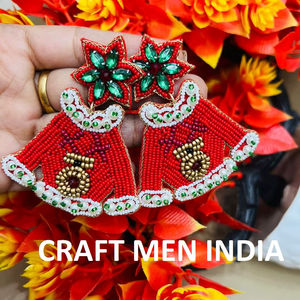 Clásico 2025 TEMA DE Navidad forma de ala bota diseño hecho a mano de cuentas pendientes de tuerca para mujer para aniversario - Product Image 1