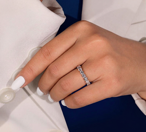 Bague de fiançailles minimaliste demi-éternité en diamant de laboratoire, plaqué or 14K rhodié, 1,38 ct total, clarté VVS1-VS2 - Product Image 5