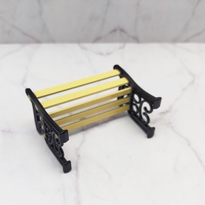 Accesorios para casa de muñecas en miniatura: Hermoso banco de parque hecho de estructura metálica y listones de madera que capturan perfectamente el aspecto clásico. - Product Image 5