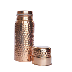 Bouteille d'eau artisanale en cuivre pur 1000 ml, finition martelée ayurvédique, récipient anti-fuite pour la santé et l'hydratation, écologique - Product Image 1