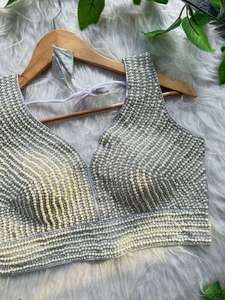 Blusa de seda con perlas y detalles de moti, hecha a mano por diseñadores, completamente cosida, lista para usar, ideal para novias y fiestas. - Product Image 2